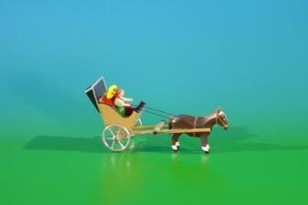 Miniatur Kalesche – Pferdegespann naturfarben Holz – BxHxT ca. 4x3,5x9 cm