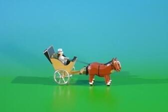 Miniatur Kalesche – zweispännige Pferdekutsche natur mit farbigen Akzenten – LxHxT ca. 9x3,5x3 cm