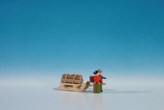 Miniaturfigur – liebevoll gestalteter Waldarbeiter auf detailreichem Handschlitten, naturbraun mit