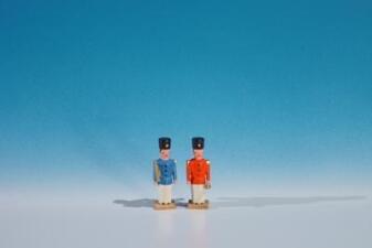 Miniatur – detailreiche Nussknacker in klassischer Uniform, rot und blau bemalt – H = 3,2 cm