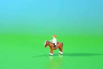 Miniaturfigur Reiter auf schwarzem Pferd blau-goldene Uniform handbemalt – HxB ca. 2,6 x 1,5 cm