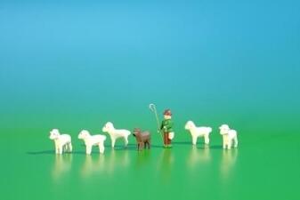 Miniaturfiguren Schafherde aus Holz naturfarben liebevoll bemalt – HxT ca. 2,6 x 2,6 cm