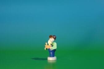 Miniatur Zwergen-Spielzeugmacher rote Mütze grüne Schürze handbemalt – HxBxT ca. 4,5 x 3 x 3 cm