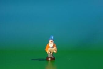 Miniaturfigur – Zwerg als Reifendreher grün-rot handbemalt – HxB ca. 4,5 x 2 cm