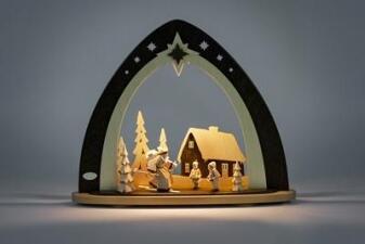 Lichterspitze Holzleuchte mit Waldweihnacht-Szene, Figuren und beleuchtetem Haus von Weigla Günter