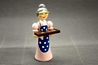 Miniatur Oma mit Backblech und Keksen aus Holz, handbemalt und farbenfroh von holz.kunst Stephan