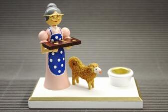 Kerzenhalter – liebevolle Oma mit treuem Pudel, bunt und detailreich aus Holz von holz.kunst Stephan