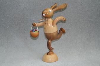 Osterhase – niedlicher Hase mit buntem Eierkorb und karierter Schleife auf Holzsockel – BxHxT 15 x