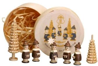 Spanschachtel – detailreiche Kurrendefiguren mit Ringelbaum, braun lasiert – BxHxT = 5 x 5 x 5 cm