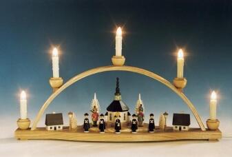 Schwibbogen – liebevoll bemalte Kurrendesänger mit Seiffener Kirche, bunt lackiert, elektrisch