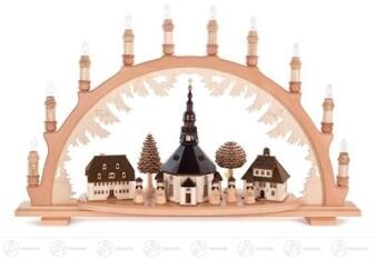 Schwibbogen mit Seiffener Dorf und Kurrende aus dem Erzgebirge, beleuchtete Holzhäuser und Kirche