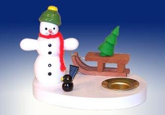 Kerzenhalter – detailreicher Schneemann mit Schlitten, Bäumchen und Vogel, bunt – HxB = 8 x 6 cm