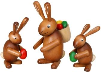 Osterfiguren – 3er-Set handbemalte Hasen mit bunten Eiern – Höhe ca. 11–17,5 cm