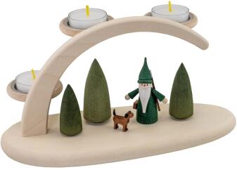 Leuchterbogen – detailreicher Jägerwichtel mit rotem Hut und Tannenbäumen, handbemalt – BxHxT = 24 x