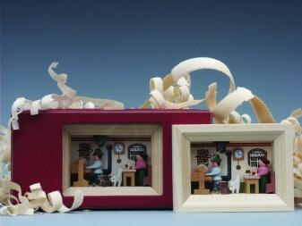 Miniaturrahmen Drehstube mit Figuren an der Drechselbank, lichtdurchlässige Rückwand in bunt und