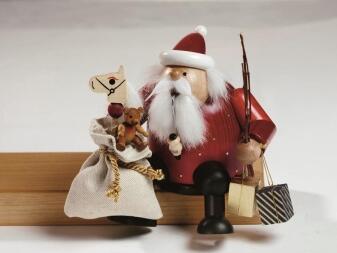 Räuchermann Weihnachtsmann mit Steckpferd und Geschenkesack aus Holz von KWO Olbernhau,