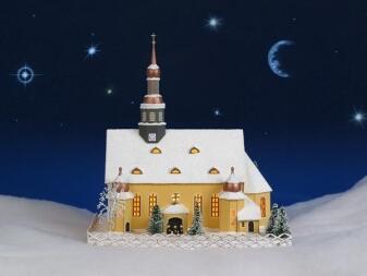 Lichterhaus – traditionelle Kirche klein mit Kurrendefiguren und Zaun – LxBxH ca. 29x24x33 cm