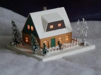 Lichterhaus – traditionelles Erzgebirgshaus mit Figur und Glitzerstaub – LxBxH ca. 19x17x12 cm