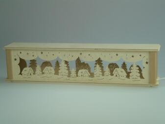 Schwibbogenerhöhung mit filigranen Häusern und Kirche, stimmungsvoll beleuchtet, naturfarbenes Holz