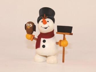 Holzfigur – detailreicher Schneemann mit Eule, Besen und Zylinder, bunt bemalt – BxHxT = 9 x 9 x 4