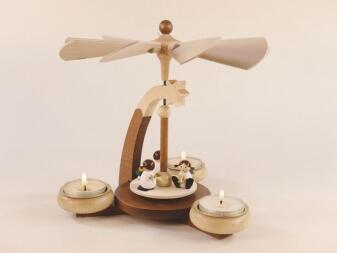 Teelichtpyramide – liebevoll bemalte Engel auf naturfarbenem Holzgestell, detailreich und winterlich