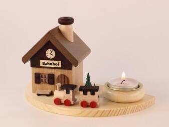 Räucherhaus – detailreicher Bahnhof mit Bergmann und Hund, naturbraun mit roten Akzenten – BxHxT =