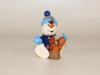 Miniaturfigur Schneemann mit Eichhörnchen, Schal und Bommelmütze, handbemalt von Kunsthandwerk