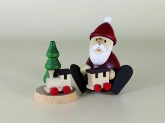 Miniaturfigur Weihnachtsmann mit Eisenbahn und grünem Baum aus Holz von Kunsthandwerk Ullrich,