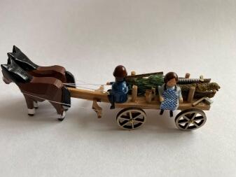 Pferdeschlitten – Miniatur-Bauer mit Frau, Baum & Schlitten – bunt handbemalt – B×H ca. 9×4 cm