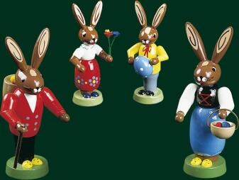Osterdekoration – liebevolle Hasenfamilie mit Körben, Blumen und Osterei, bunt – H = 12 cm