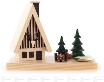 Räucherhaus – detailreiches Waldhaus mit Hase, Bäumen und Kerzenhalter, naturfarben – BxHxT = 15 x