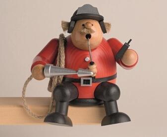 Räuchermann – detailreicher Kantenhocker Feuerwehrmann mit Funkgerät und Schlauch von KWO Olbernhau
