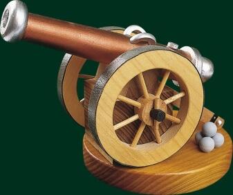 Räucherfigur historische Kanone aus Holz mit farbigen Details und Kugeln auf Sockel von
