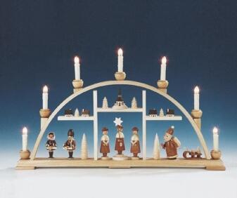 Schwibbogen – detailreich mit Striezelkindern, Weihnachtsmann und Seiffener Kirche, naturfarben,