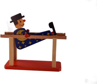 Spielzeug – verspielter Barrenturner-Clown auf Mond, bunt und handbemalt – HxB = 13,5 x 7 cm
