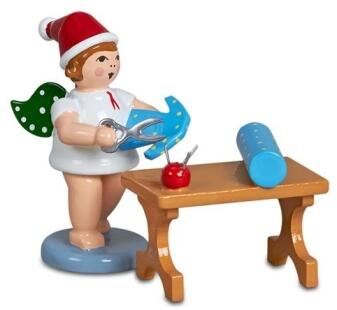 Holzfigur Bäckerengel mit Ausstechform am Tisch und Mütze Höhe 6cm