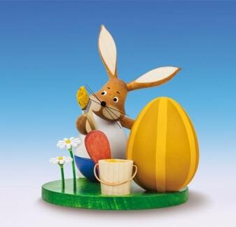 Osterfigur – fröhlicher Osterhase mit Osterei, bunt bemalt und detailreich gestaltet – H = 11,5 cm