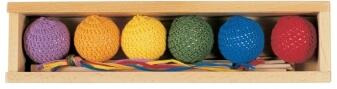Holzspielzeug - Gabe 1 Fröbelspiel 6 Bälle ø 40 mm - LxBxH 300x75x70mm