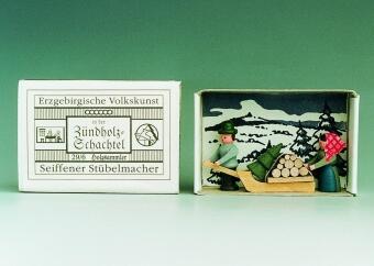 Miniaturzündholzschachtel mit winterlichem Schlittenmotiv und Holzfiguren aus dem Erzgebirge von