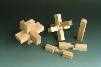 Holzspielzeug Gordischer Knoten aus naturbelassenem Holz, handgefertigt von Stübelmacher Gunter