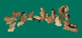 Krippe mit detailreich geschnitzten 17-teiligen Figuren aus braun lasiertem Holz von Schnitzstübl