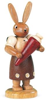 Osterfigur Hasenschulanfängerin mit roter Zuckertüte, handgefertigte Holzfigur aus dem Erzgebirge