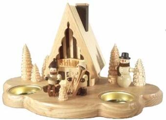 Räucherhaus Skihütte-Design mit Teelichtern und Winterfiguren aus naturfarbenem Holz von Jan Legler,