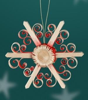 Strauchbehang filigraner roter Spanstern mit Blumenrosette aus naturbelassenem Lindenholz von