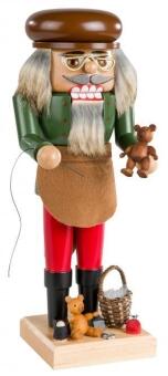 Nussknacker Teddymacher mit brauner Mütze, grüner Schürze und Teddybär aus dem Erzgebirge von KWO