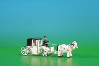 Miniatur Kutsche – nostalgische weiße Brautkutsche mit Pferd und Kutscher, sandfarbene Räder,