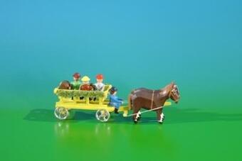 Miniatur Gespann – Kutsche mit Figuren und Pferden handbemalt aus dem Erzgebirge von Volker und