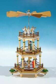 Weihnachtspyramide – 3-stöckige Pyramide naturbelassen mit geschnitzten Figuren aus Holz von Volker