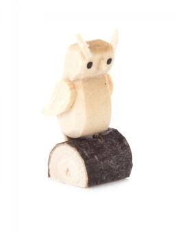 Reifentier Eule aus Holz auf kleinem Baumstamm, detailreich gearbeitet in warmen Brauntönen von