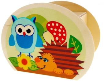 Spardose mit niedlichem Waldtiermotiv aus Holz, Eule und Igel neben Pilz von Hess Holz Spielzeug,